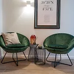 Le Cinq-chambre A Avec Entree Independante *